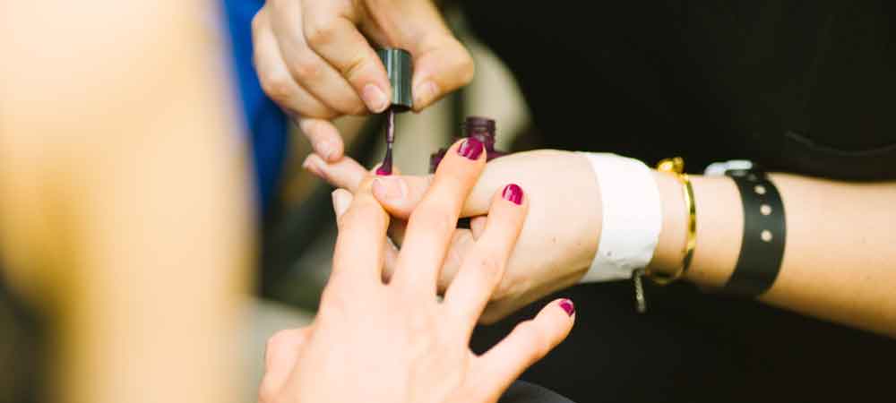 What NOT to do on a long flight without a device: groom your nails. Click through for 11 ideas on what to do without your laptop or ipad, plus 3 more things to avoid doing.