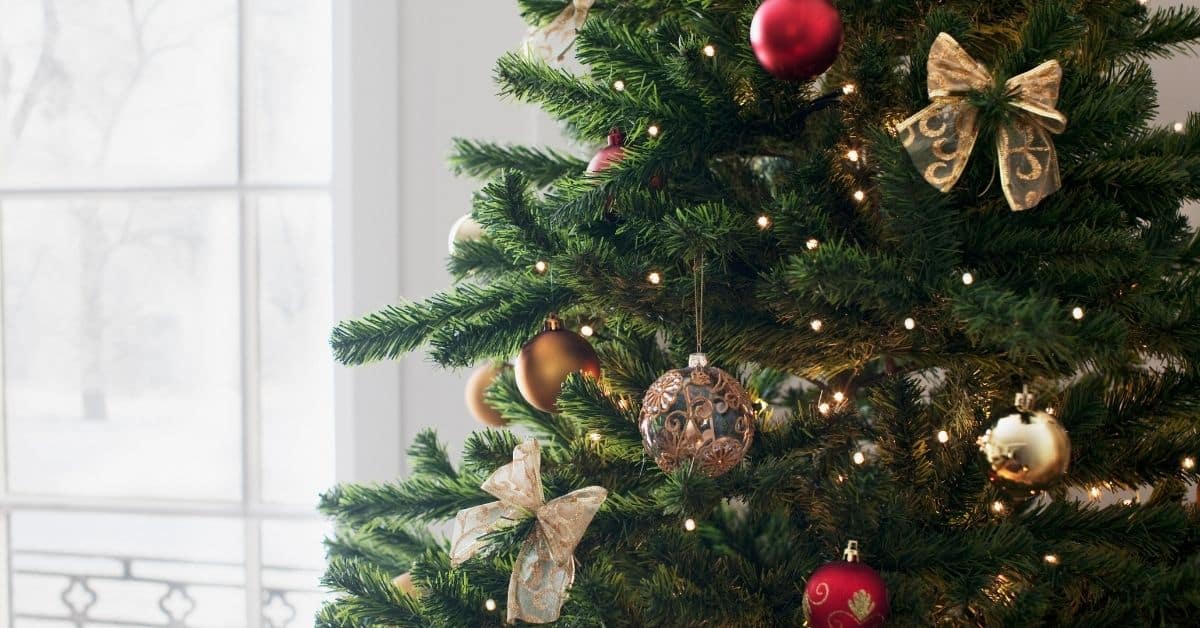Need ideas for a travel themed Christmas tree? Here's a few ways to celebrate your love of travel and decorate for the holidays.