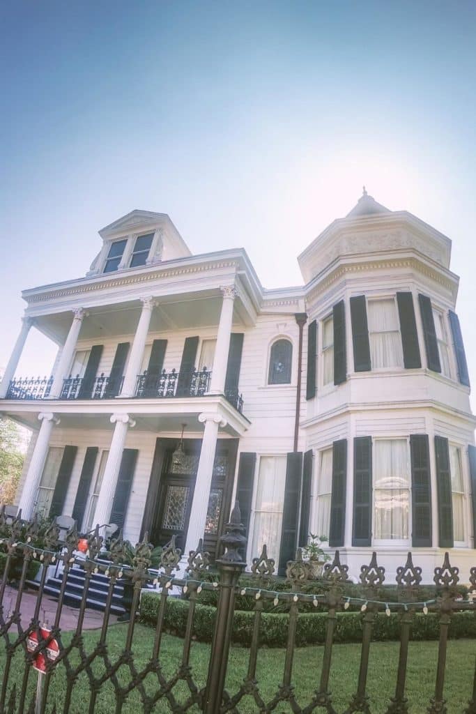 Photo of a mansion in New Orleans' Garden District.