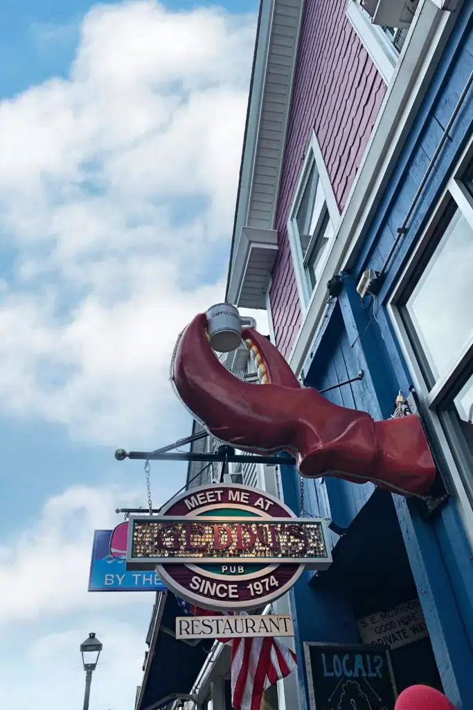 Photo of signage outside Geddy's Restaurant & Pub.