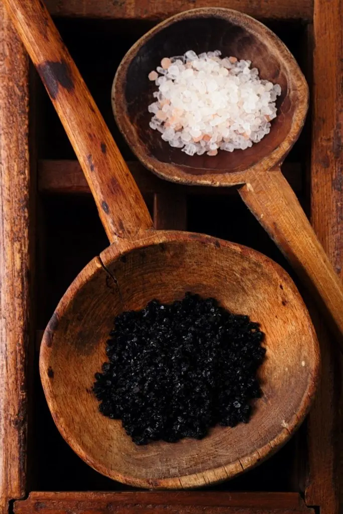 Photo of 2 wooden scoops with Hawaiian sea salt in them