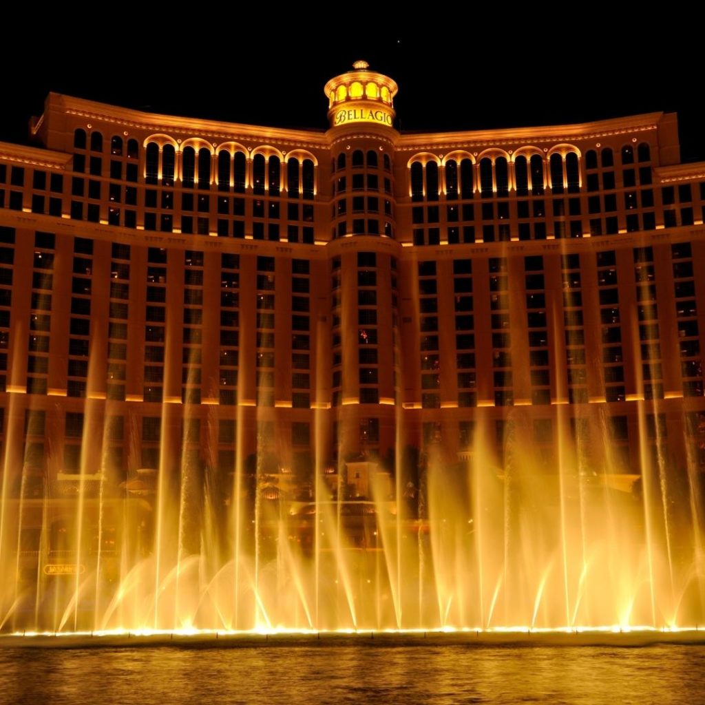 Photo of the Bellagio fountain show at night.