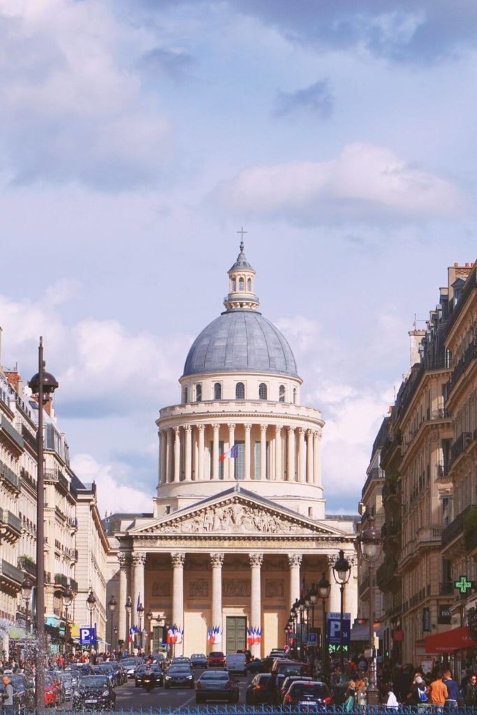 Photo of the pantheon in Paris.
