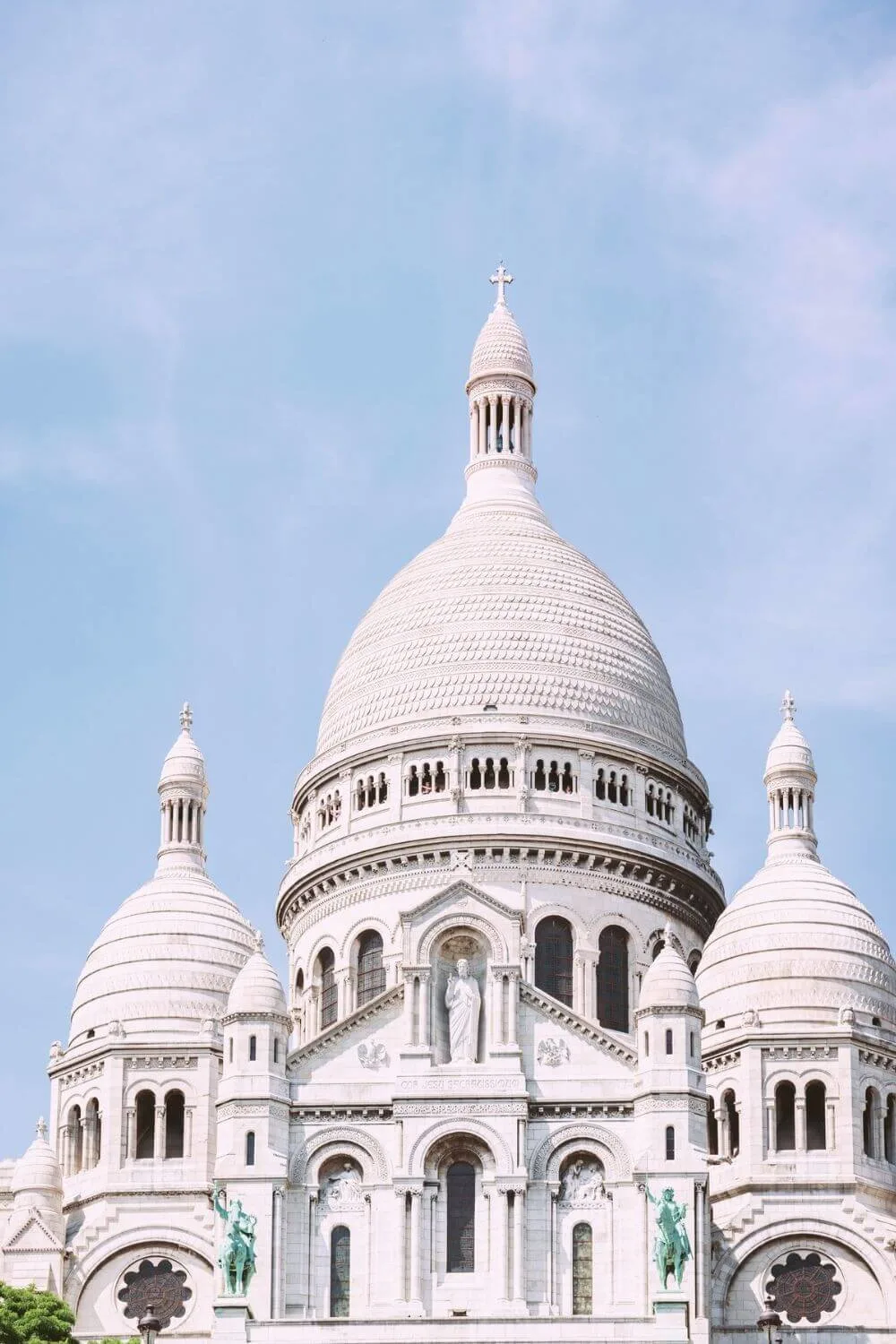 Photo of the Basilica of the Sacred Heart in Montmartre.